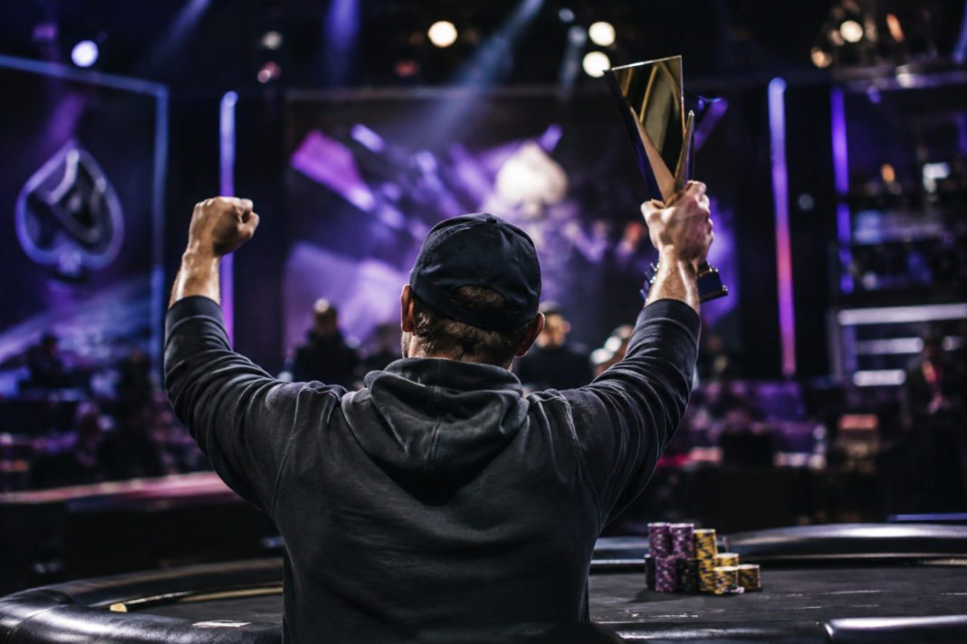 Keith Lehr brandit le trophée du Poker Masters, table finale en fond